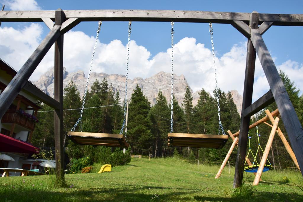 Hotel Ciasa Ai Pini Сан-Кассиано Экстерьер фото