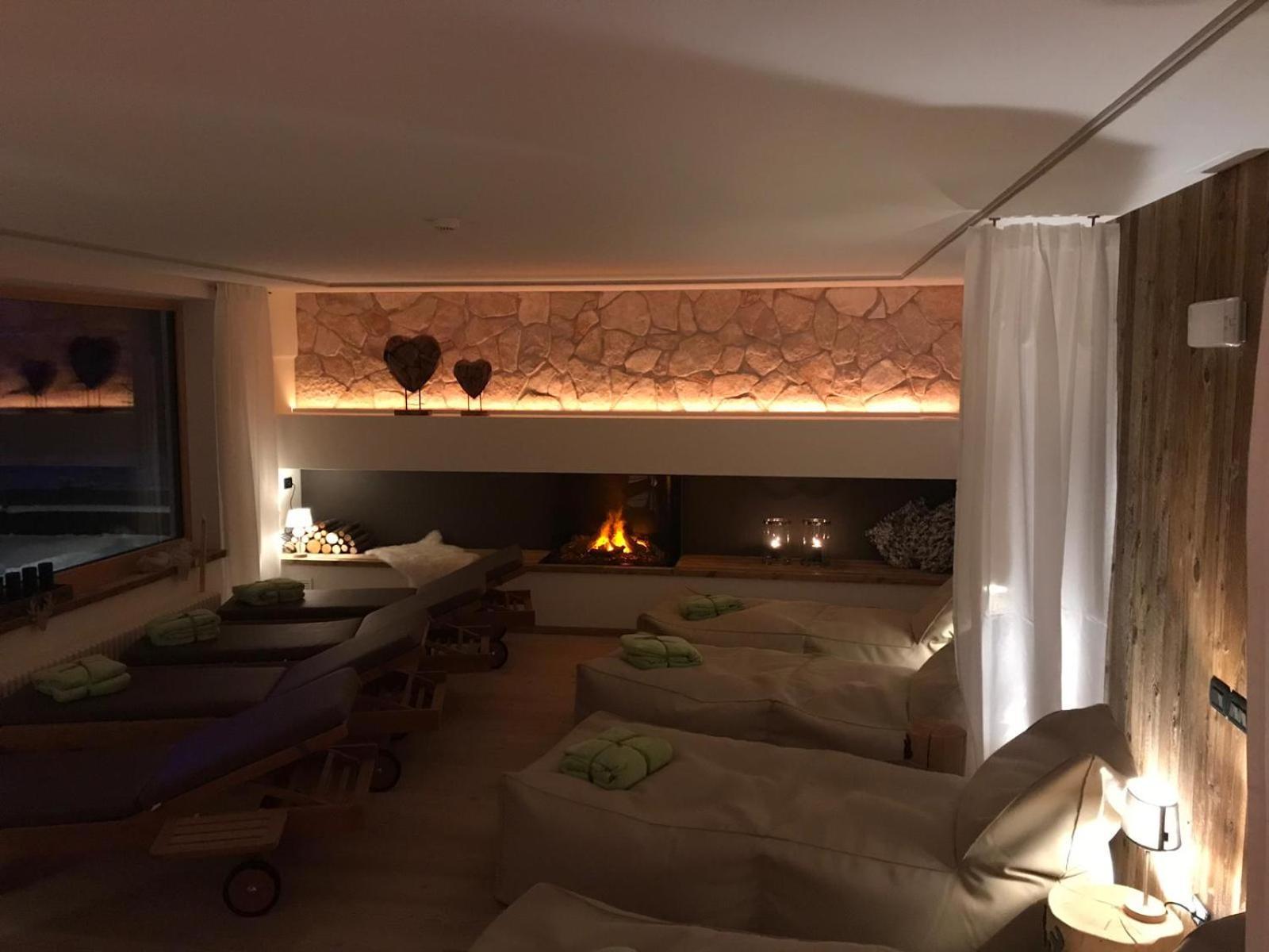 Hotel Ciasa Ai Pini Сан-Кассиано Экстерьер фото