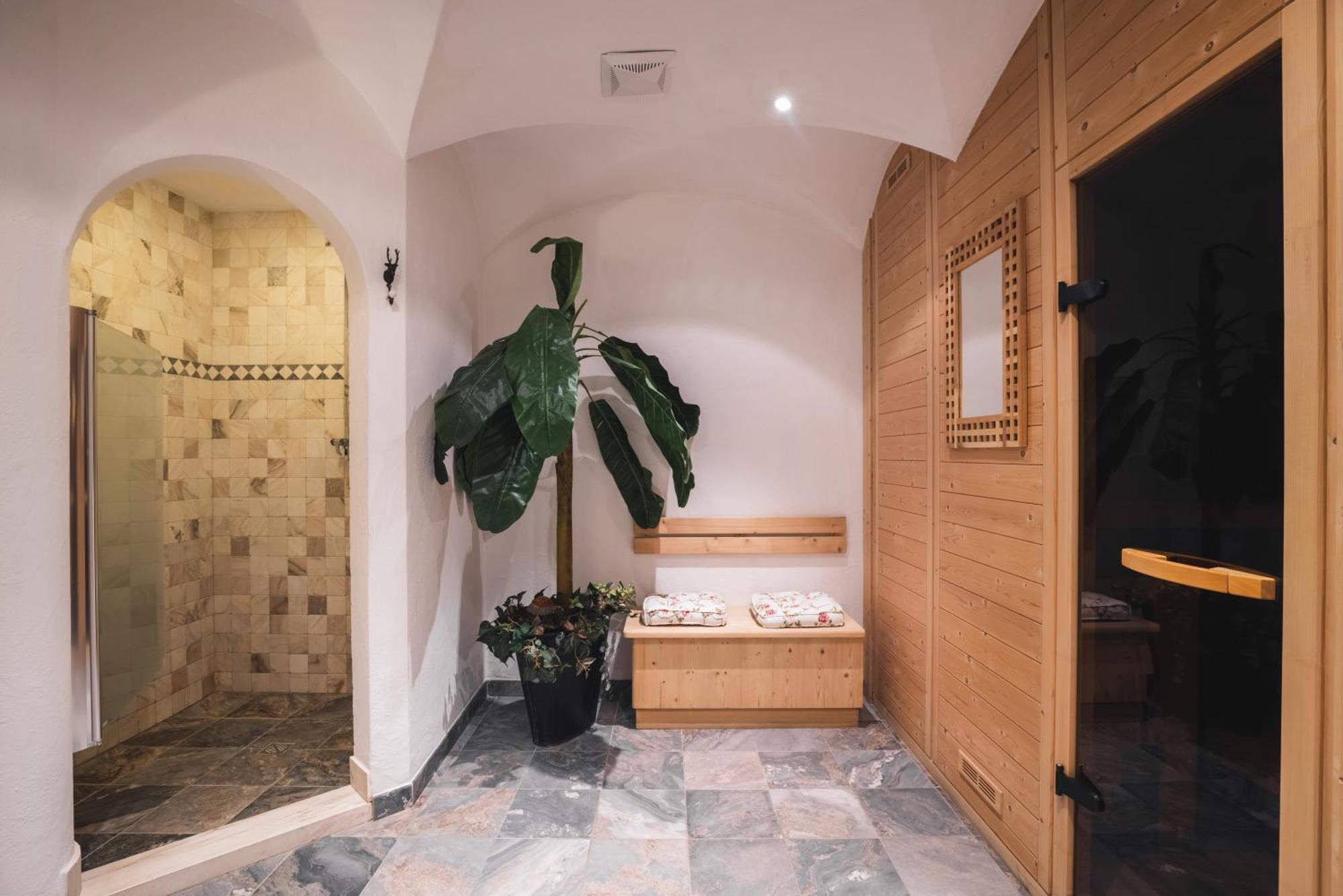 Hotel Ciasa Ai Pini Сан-Кассиано Экстерьер фото