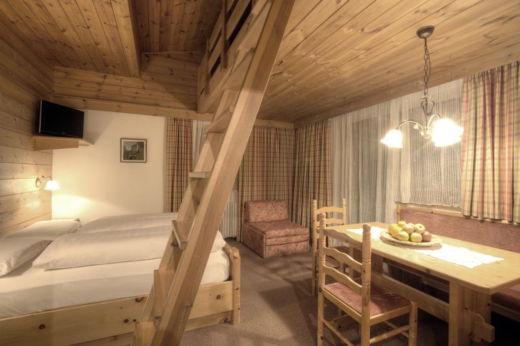 Hotel Ciasa Ai Pini Сан-Кассиано Номер фото