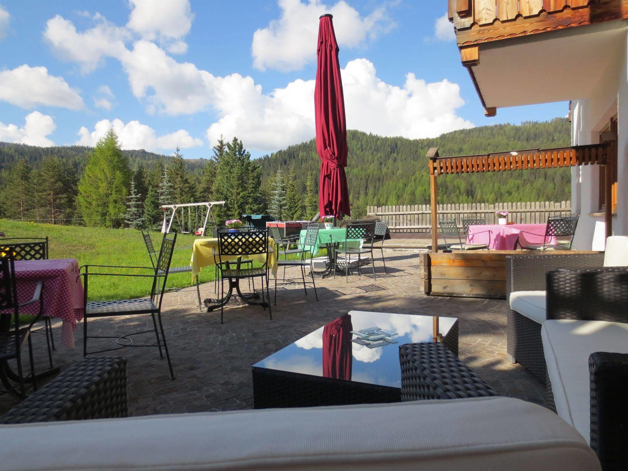 Hotel Ciasa Ai Pini Сан-Кассиано Экстерьер фото