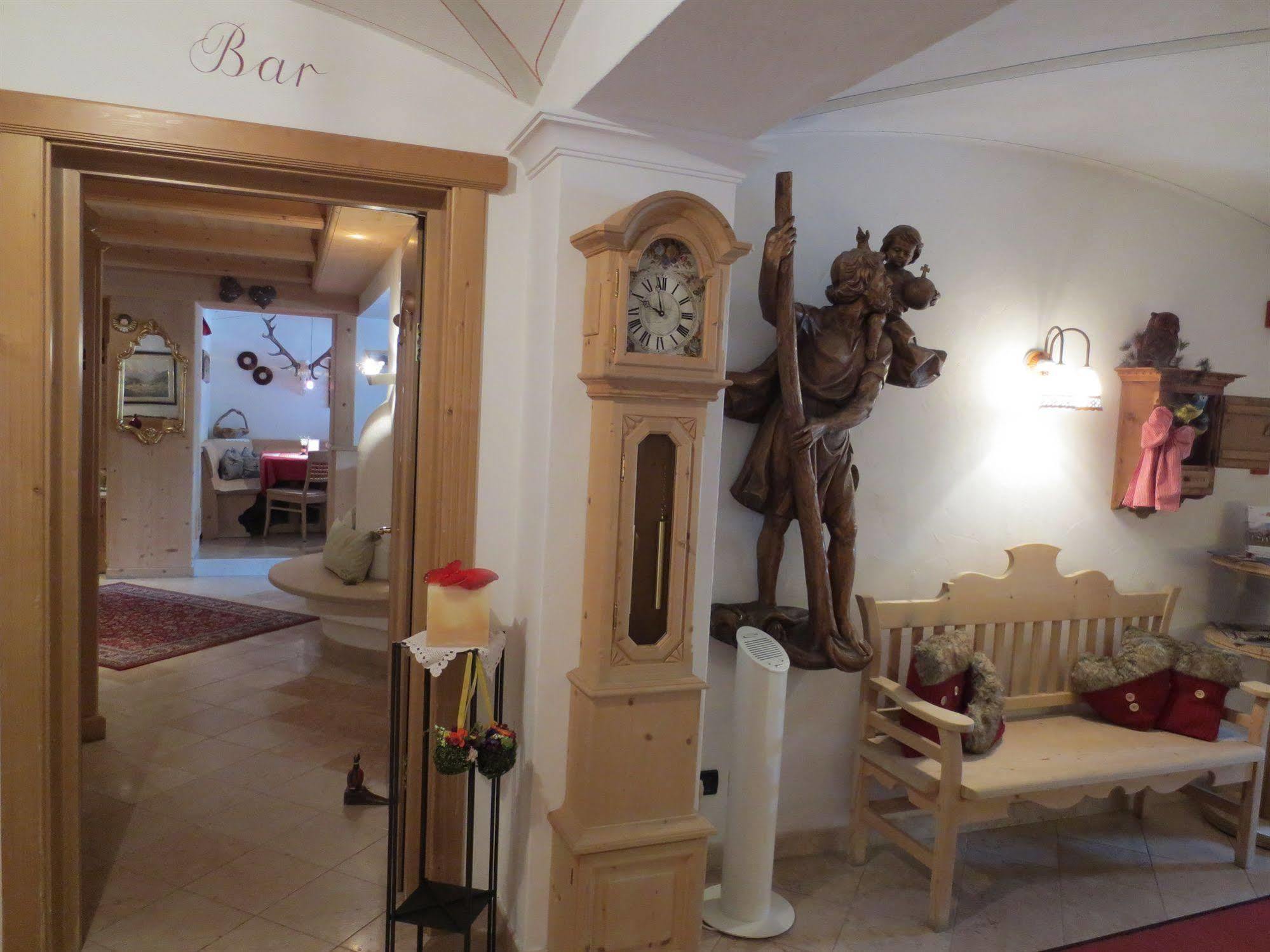 Hotel Ciasa Ai Pini Сан-Кассиано Экстерьер фото
