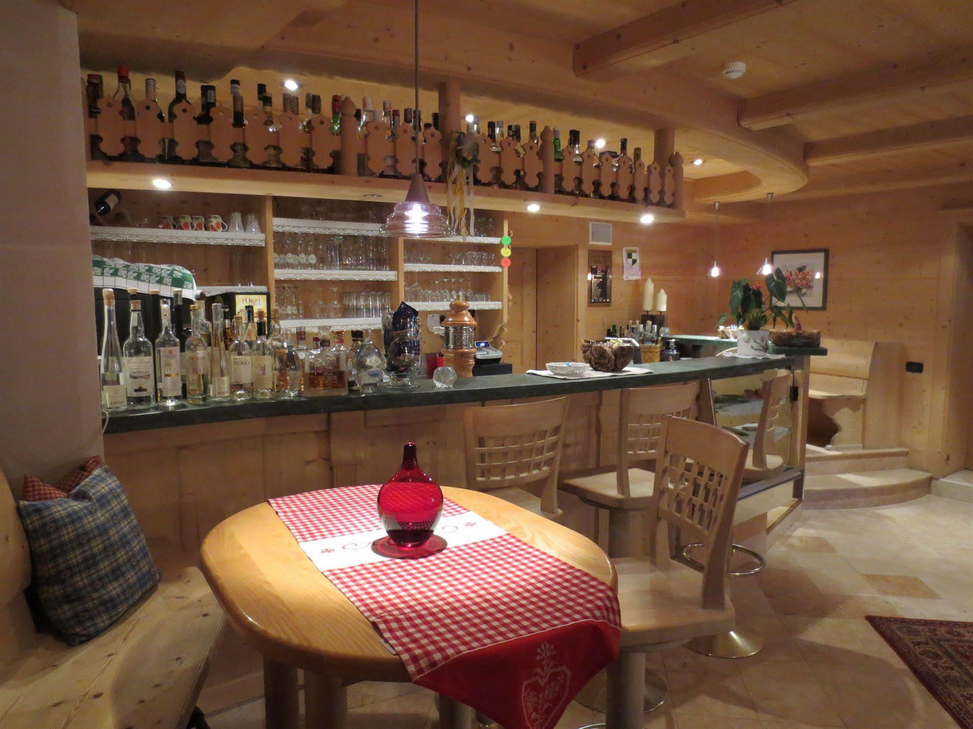 Hotel Ciasa Ai Pini Сан-Кассиано Экстерьер фото